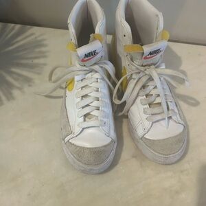 Nike Blazer Mid ’77 Vintage White/Yellow Sneakers – Size 7.5